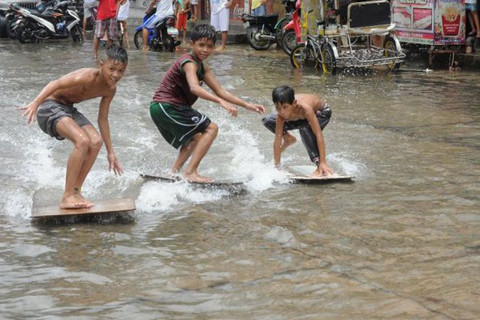 Tranh thủ lướt ván.