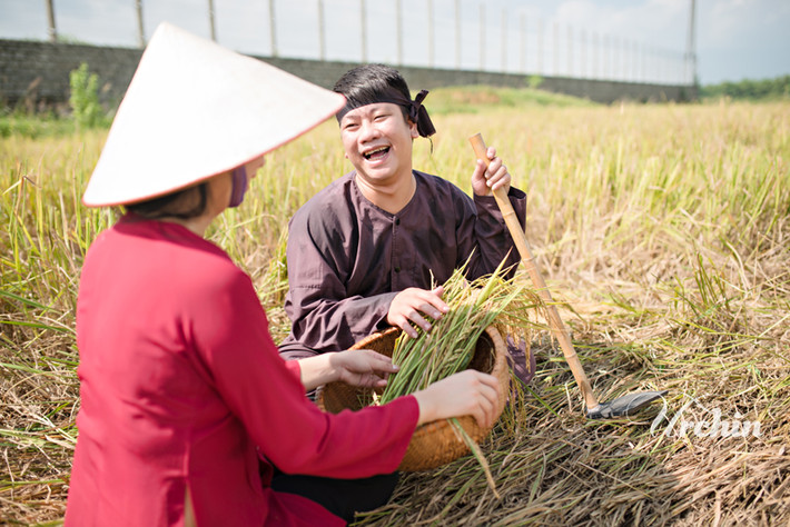 Sau chia sẻ thú vị của cô dâu, chú rể Thanh Tuấn tiếp lời: "Tình yêu của chúng mình 9 năm đã trải qua nhiều đắng cay, ngọt bùi để đến ngày đơm hoa kết lộc cũng như người nông dân một nắng, hai sương để rồi cũng đến ngày thu hoạch hoa trái cuối mùa của mình".