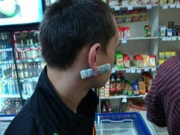 Xỏ tiền vào lỗ tai đi mua sắm.