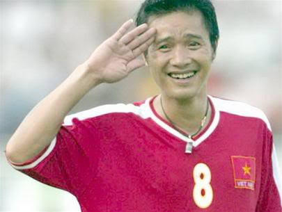 Nguyễn Hồng Sơn (Việt Nam): Những năm về trước, cuộc đối đầu giữa Thái Lan và Việt Nam luôn là những cuộc đối đầu nảy lửa và trong cuộc đối đầu đó người ta nhìn vào Kiatisak phía Thái Lan còn phía Việt Nam người ta nhìn vào Hồng Sơn. Chính Hồng Sơn là đối trọng đối với Kiatisak, cầu thủ “áo lính” này là tác giả của nhiều siêu phẩm tại giải Tiger Cup. Ảnh: GDVN.