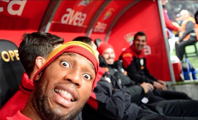 Khi còn đầu quân cho Galatasaray, Didier Drogba không có việc gì để làm nên đã cùng đồng đội chụp ảnh tự sướng.