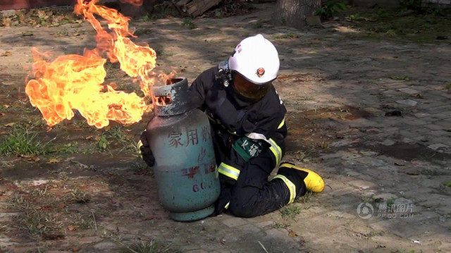 Những người lính cứu hỏa đã chạy đến hiện trường ngay khi nhận được tin báo. Trong lúc đó, các chiến sĩ cứu hỏa đã phát hiện một bình ga trong nhà bếp của nhà máy in này đã bắt lửa đến van ga và bốc cháy. Không suy nghĩ nhiều, một chiếc sĩ cứu hỏa đã quyết định không để cho vụ nổ xảy ra có thế gây sập xí nghiệp. Trong khoảng thời gian cực ngắn, mọi người đã nhìn thấy người lính cứu hỏa chạy ra khỏi tòa nhà trong tay ôm theo bình ga đang bắt lửa cháy rừng rực.