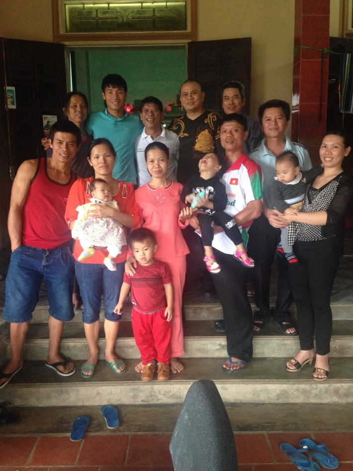 Còn trung vệ Tiến Dũng, anh cũng dành tất cả thời gian bên đại gia đình của mình và đã có rất nhiều hình ảnh chụp cùng người thân được Tiến Dũng đăng tải trên trang cá nhân.
