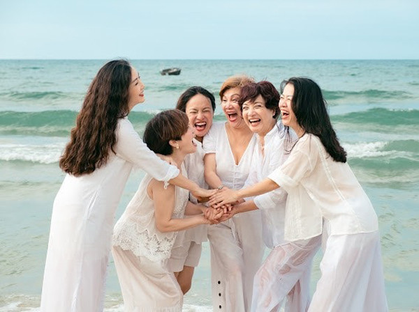 Sau nhiều năm vất vả vì cuộc sống gia đình, nghệ sĩ Tú Oanh đã tự tin quay trở lại phim ảnh. Hiện tại, ngoài cuộc sống bên gia đình nhỏ, nữ nghệ sĩ còn có mối quan hệ bạn bè thân thiết với nhiều đồng nghiệp trong Nhà hát Tuổi trẻ. Họ thường tổ chức đi chơi riêng và tận hưởng những khoảnh khắc vui vẻ.