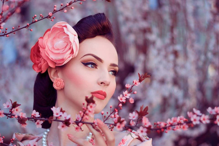 Idda đặc biệt ưa chuộng phong cách cổ điển, vintage, retro. Không chỉ ứng dụng vào cách ăn mặc thường ngày, khi lên ảnh Idda cũng thường xuyên make up, làm tóc theo phong cách sang trọng, lôi cuốn kiểu cổ điển.