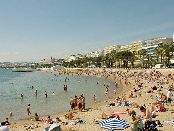 Cannes là một bãi biển nổi tiếng ở Pháp với bãi cát trắng và màu biển xanh biếc.