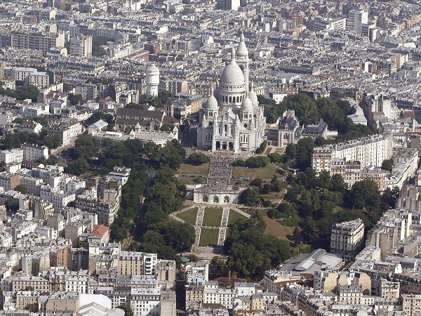 Ngoài việc lên tháp Eiffel để ngắm toàn cảnh Paris, du khách còn có thể chọn việc leo lên nóc nhà thờ Sacre Coeur ở Montmartre để chiêm ngưỡng toàn cảnh Paris hoa lệ.