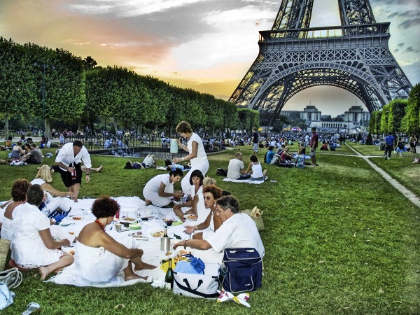 Nhắc đến Paris, người ta sẽ không quên được tháp Eiffel. Với những chiếc bánh mì baguette tươi đặc sản của nước Pháp, một chút pho mát và một chai rượu vang các du khách đã có một bữa ăn theo kiểu dã ngoại ngay tại quảng trường Champ de Mars ngay dưới chân tháp Eiffel.