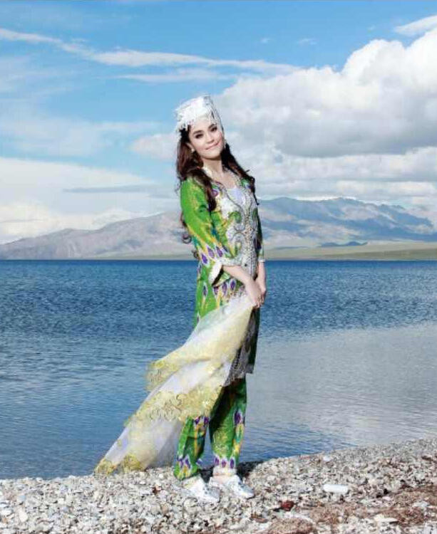 Cô gái sở hữu khuôn mặt lai với sống mũi cao, thon gọn, nước da trắng hồng cùng với dáng vóc cao ráo. Những bộ trang phục truyền thống màu sắc sặc sỡ lại càng làm tôn thêm vẻ xinh đẹp của các thiếu nữ nơi đây.
