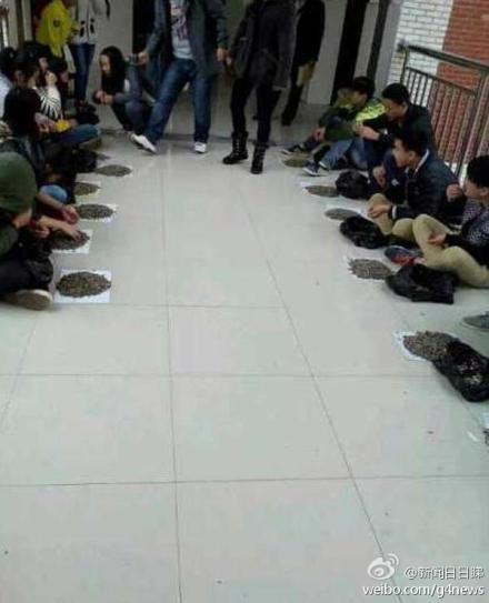 Xem thêm một số hình ảnh khác về hình phạt lạ lùng này.