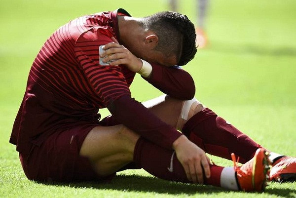 Những giọt nước mắt của Cris Ronaldo khi không thể giúp ĐT Bồ Đào Nha đi xa tại World Cup 2014.