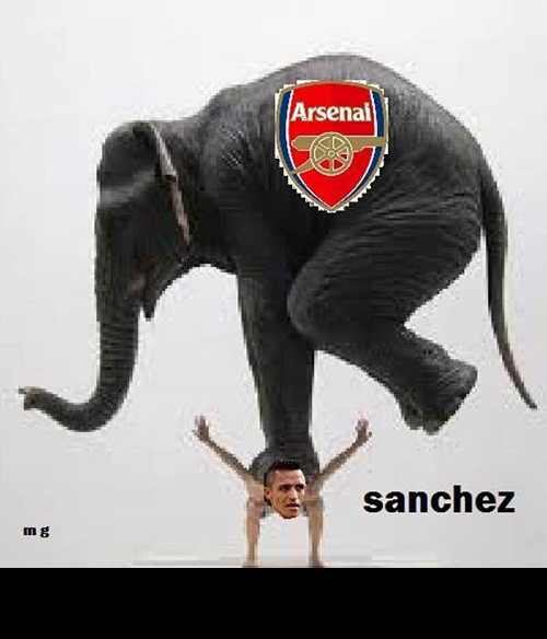 Cũng tại Arsenal, Alexis Sanchez đang bị quá tải, trên vai cầu thủ người Chile này là cả một chú voi mang tên Arsenal. Ảnh: Bongdaso.