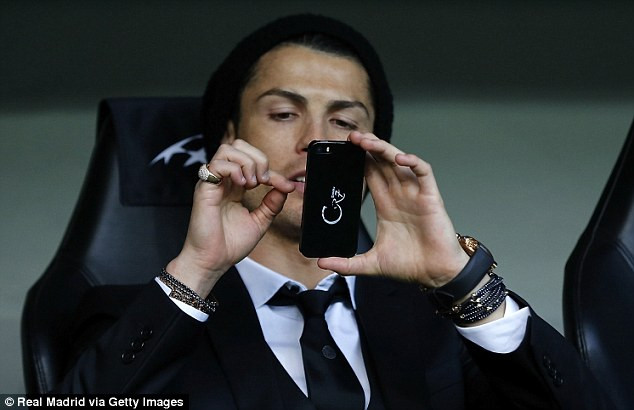 Cũng giống như Drogba, Cris Ronaldo cũng dùng điện thoại để selfie trong thời gian nghỉ dưỡng thương.