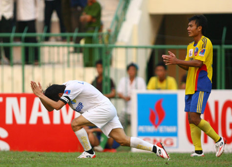 BHL (Ban huấn luyện) mê tín một thì các cầu thủ thi đấu trên sân phải mê tín mười. Trong năm 2010 là một mùa bóng thành công của CLB T&T Hà Nội, nhưng riêng ngôi sao của họ là Công Vinh lại gặp đủ chuyện xui xẻo. Từ việc treo giò 4 trận vì hành vi lạy trọng tài sau đó là chấn thương dứt dây chằng đầu gối và phải qua tận Bồ Đào Nha để điều trị.