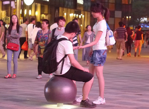 Thoải mái hơn rất nhiều trong việc thể hiện tình cảm công khai.