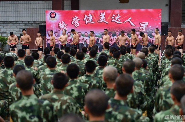 Cuối cùng và cũng cam go nhất là màn long tranh hổ đấu với môn vật tay truyền thống. Ở màn này thường hay có nhiều bất ngờ xảy ra, người có cơ bắp cường tráng chưa chắc đã là người chiến thắng.