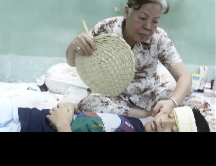 Kết thúc video là một hình ảnh cảm động về tình bà cháu cùng với lời nhắn nhủ: "Cho tôi xin một vé đi tuổi thơ, tôi sẽ nói ông bà rằng cháu biết ông bà thương cháu, tôi sẽ nói bố mẹ rằng con biết bố mẹ kỳ vọng vào con, tôi sẽ nói bạn rằng tôi quý bạn... Nhiều năm sau, tôi muốn nói nhưng ngại, muốn sà vào lòng nhưng ngượng. Trẻ con làm gì cũng dễ...".