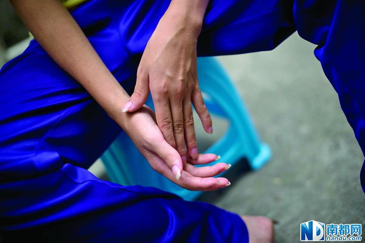 Bị mẹ đẻ bỏ rơi từ khi lọt lòng, Tiểu Dân đã bắt đầu thảm kịch cuộc đời mình từ những ngày tháng chưa biết gì đó.