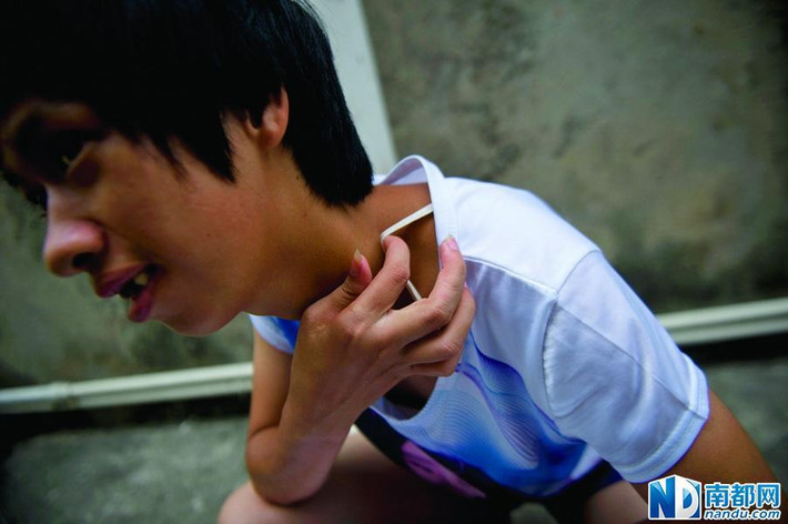 Cha của Tiểu Dân cũng bất lực và đôi khi giận dữ trách móc Tiểu Dân.