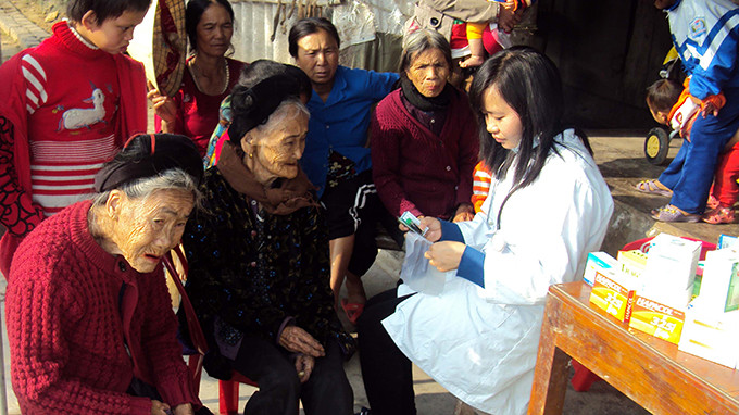 Mới đây nhất là câu chuyện của bác sĩ trẻ Nguyễn Thị Hiên. Nguyễn Thị Hiên từng phải đi ăn xin để kiếm miếng ăn sống qua ngày. Ấu thơ cay cực và tủi nhục đã khiến Hiên có một ý chí phi thường về việc học tập. Cô bé Hiên trong những năm tháng khổ cực ấy đã quyết tâm theo đuổi giấc mơ học tập và thi đỗ trường ĐH Y Thái Nguyên, rồi tiếp đến là ĐH Y Phạm Ngọc Thạch, và ĐH Y Dược TP HCM. Ảnh: Tuổi Trẻ.
