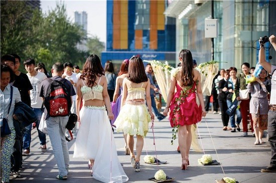 Trước đó, cũng xuất hiện cuộc thi dắt bắp cả của những cô mẫu xinh đẹp ăn mặc phong cách tiên nữ thu hút sự quan tâm của dư luận.