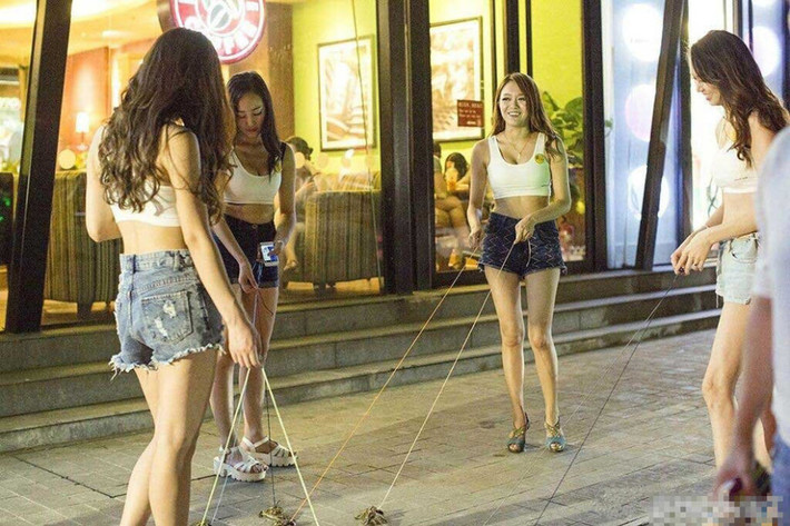 Rất nhiều người phê phán hành động vô bổ này và tỏ ý không hiểu nổi mục đích của nó. Một số lại cho rằng đây chỉ là chiêu trò của một nhà hàng, doanh nghiệp nào đó muốn nổi tiếng. "Giới trẻ ngày nay bị làm sao vậy? Hết dắt bắp cải lại đến dắt cua đi dạo, tự kỷ hết cả rồi sao?", "Tôi nghĩ đây chỉ là một mánh lới quảng cáo của nhà hàng hay doanh nghiệp thôi mà. Dù sao các cô ấy cũng khá xinh đẹp, đừng có cáu gắt quá như thế chứ", là những bình luận của cư dân mạng.
