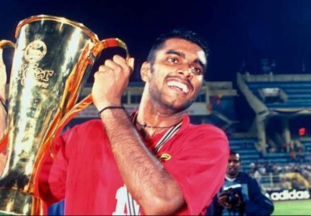  Chung kết Tiger Cup 1998: Việt Nam-1 Singapore. Đây là trận chung kết đầu tiên mà ĐTVN tham dự tại Tiger Cup (tiền thân của AFF Cup). Tại giải đấu này, ĐTVN đánh bại ĐKVĐ Thái Lan với tỷ số 3-0 tại bán kết. Những tưởng sẽ không đội bóng nào có thể cản ĐTVN lên ngôi vô địch nhưng tại trận bán kết, VN bất ngờ để thua Singapore với tỷ số 0-1. Singapore chính là đội mà ĐTVN đã cầm hòa tại vòng bảng.