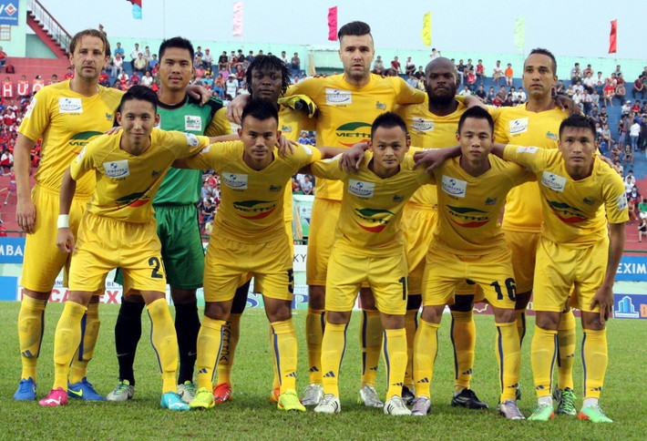 Cái tên CLB cũng rất quan trọng. Khi mới được thăng hạng đá V-League 2010, CLB Thanh Hóa có tên tiền thân là CLB Lam Sơn Thanh Hóa nhưng sau này ông bầu của họ là Nguyễn Văn Đệ cho rằng hai chữ Lam Sơn phạm húy nên quyết định phải bỏ đi và ngay mùa giải 2011 đội bóng xứ Thanh chơi rất có "màu". Ảnh: hff.vn