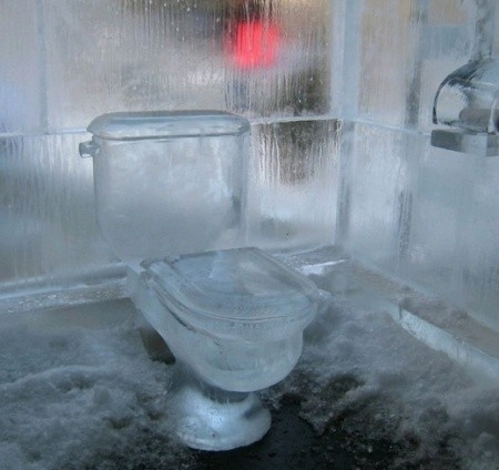 Toilet được làm từ băng.