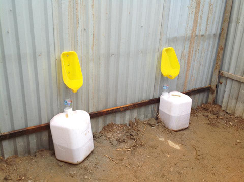 Toilet tự chế.