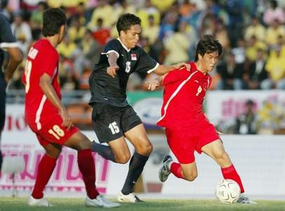 Tranh 3/4 Seagame 2007: U23 VN 0-5 U23 Singapore. Sau khi để thua Myanmar trên chấm 11m ở trận bán kết, HLV trưởng của U23 Việt Nam là Alfred Riedl đã từ chức. Trợ lý Mai Đức Chung lên cầm quân nhưng U23 Việt Nam thi đấu nhợt nhạt và đã để thua U23 Singapore với tỷ số 0-5. Đây là thất bại nặng nề nhất của U23 việt Nam từ khi tham dự Seagame.