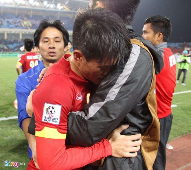 Bán kết AFF Cup 2014: Việt Nam 2-4 Malaysia. Nắm lợi thế đến 80% để đoạt tấm vé vào chung kết gặp người Thái sau chiến thắng 2-1 ngay trên sân của Malaysia, không ngờ ĐTVN lại gục ngã bởi hệ thống phòng ngự. Từ trước tới nay, hệ thống phòng ngự của ĐTVN không được đánh giá cao. Nhưng thất bại trước Malaysia vừa qua quả thực là một cơn ác mộng với CĐV Việt Nam cũng như các cầu thủ.