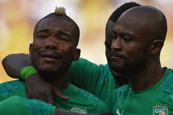 Cầu thủ Bờ Biển Ngà Serey Die cũng bất ngờ khóc như mưa khi đang hát vang quốc ca trong trận gặp Mexico. Sự nức nở của Serey Die thậm chí còn khiến người hâm mộ lầm tưởng nhà anh mới có tang.