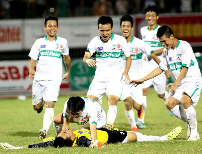 Vì vào tháng 11 vừa qua, họ đã được lần đầu tiên nâng cao cup vô địch khi cùng U19 HAGL tham dự giải U21 báo Thanh Niên. Những cái tên như Văn Toàn, Công Phượng, Tuấn Anh hay Hồng Duy để lại rất nhiều ấn tượng.