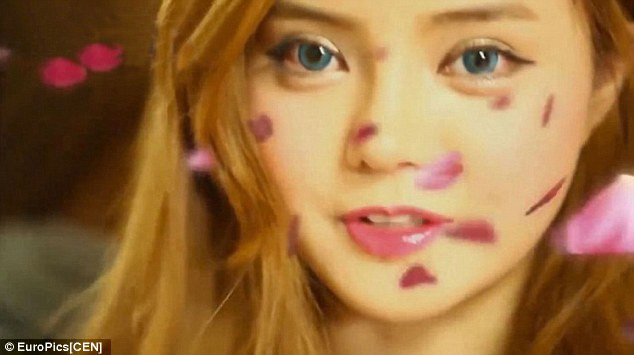 Hong Yuh Reum chia sẻ: "Ngay từ lần đầu thấy Miranda trên tạp chí tôi đã rất ngỡ ngàng. Cô ấy có một gương mặt baby trong sáng nhưng lại có thân hình vô cùng sexy. Bắt đầu từ giây phút đó tôi đã muốn tôi sẽ giống như cô ấy".