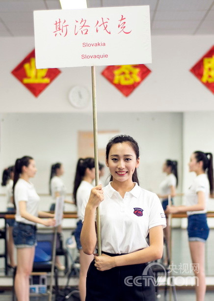 Sự xinh đẹp, duyên dáng của dàn hướng dẫn viên YOG (Youth Olympic Games) 2014 diễn ra tại Nam Kinh, Trung Quốc đã gây được ấn tượng mạnh đối với bạn bè quốc tế. Những hình ảnh về dàn hướng dẫn viên xinh đẹp cũng là những nữ sinh viên đại học đang được cư dân mạng truyền tay nhau.