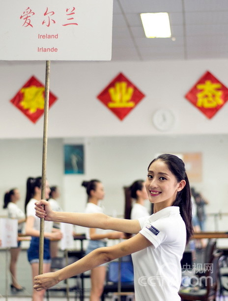 Sau khi được chính thức được làm hướng dẫn viên, các cô gái trẻ này phải học cách đi đứng, cười nói và những nghi thức sẽ diễn ra trong thế vận hội trẻ. Tập luyện rất gắt gao và nghiêm túc nhưng trên môi những cô gái luôn nở những nụ cười tươi.