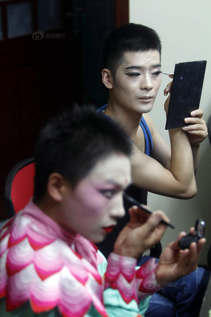 Make-up khuôn mặt là công việc đòi hỏi công phu nhất, đặc biệt với các màn giả gái.