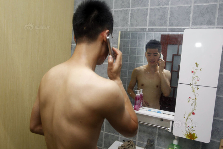 Sau những buổi diễn, Yu Fei trở về là chính mình khi lột bỏ những lớp son phấn hóa trang.