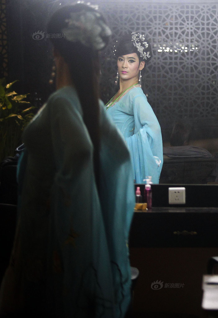 Sau khi hoàn tất, trông Yu Fei đã ra dáng một thiếu nữ yểu điệu.