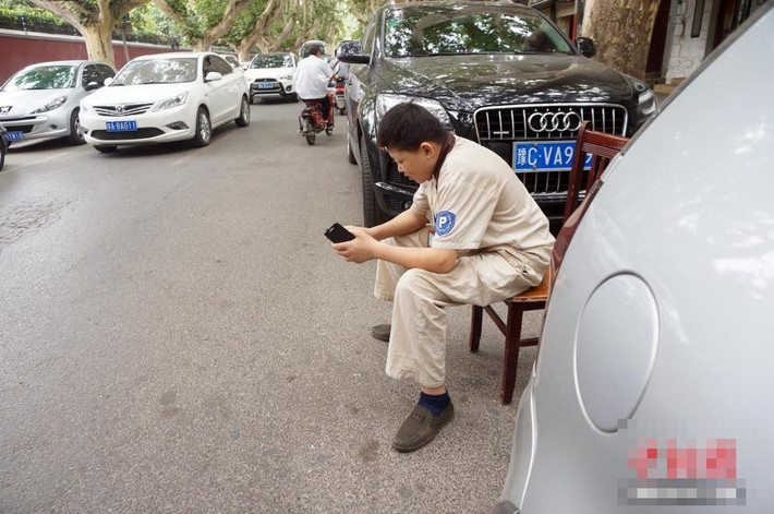 Bên cạnh đó, cũng có không ít những nhận xét hài hước về anh chàng có gương mặt trẻ con này như: "Anh ấy có thuốc trường sinh bất lão hay sao? Ai có thể liên hệ với anh ấy không? Tôi muốn xin bí quyết!", "Anh ấy có con trai không nhỉ? Tôi nghĩ con trai của anh ấy khi đứng với anh ấy sẽ chỉ như anh em trai mà thôi".
