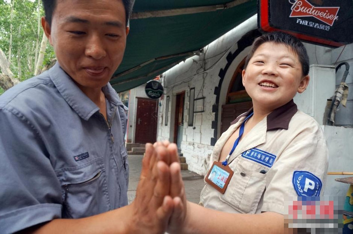 Chủ đề về anh chàng có gương mặt baby này đã dẫn đến những tranh luận trái chiều trong cư dân mạng. Một số cho rằng có thể đây chỉ là hiệu ứng của truyền thông mạng giống như trường hợp của "nữ sinh tiểu học phổng phao như thiếu nữ 18", vài ngày nữa sẽ lại có thông tin đính chính.