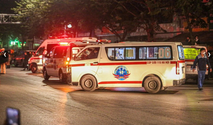 Xe cứu thương chờ sẵn chở nạn nhân đưa tới bệnh viện, gần nhàlà Bệnh viện E và Nhà tang lễ Trần Vỹ ở quận Bắc Từ Liêm.