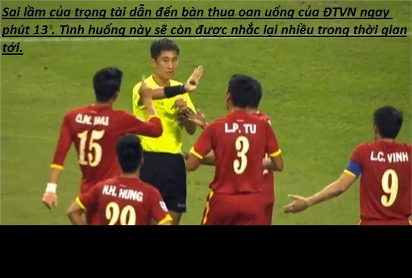 Nhưng họ bất ngờ bị trọng tài dội một gáo nước lạnh vào phút 13. Trong tình huống gây tranh cãi, trọng tài người Trung Quốc cho rằng bóng đã chạm tay Huy Hùng trong vòng cấm và cho Malaysia được hưởng 1 quả penalty. Trên chấm penalty, Rahim nhẹ nhàng mở tỷ số cho Malaysia.