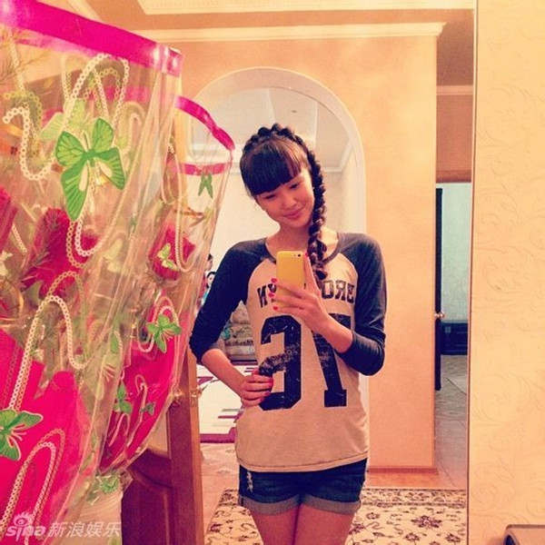 Cô nàng cũng như các cô gái tuổi teen khác, thường xuyên tự sướng trước gương và khoe chúng trên trang cá nhân của mình.