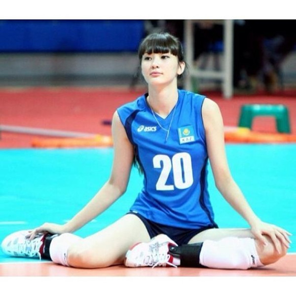 Sabina 17 tuổi, cao 1m82 với đôi chân dài 1m2 đang là cái tên được cộng đồng mạng săn đón bởi sở hữu một khuôn mặt trẻ thơ, làn da trắng hồng và chiều cao lý tưởng cùng với tài năng chơi bóng chuyền.