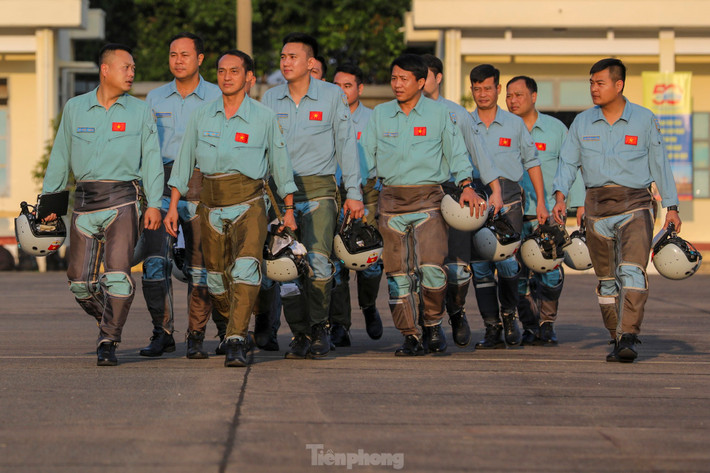 Sau khoảng 30 phút tập luyện, phi công điều khiển tiêm kích Su-30MK2 hạ cánh xuống đường băng, trở lại nơi xuất phát chuẩn bị cho chuyến bay kế tiếp sau đó khoảng hai giờ.