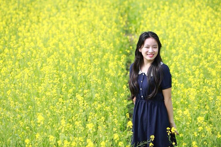 Những ngày này, rất nhiều các bạn trẻ đã chọn những vườn cải vàng óng ở ngoại thành Hà Nội như Phù Đổng, Yên Viên hay ven sông Đuống làm địa điểm chụp ảnh kỉ niệm mùa cải vàng của mình.