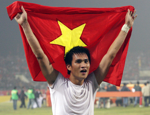 Năm 2008, sau pha đánh đầu ngược giúp đội tuyển Việt Nam đăng quang tại AFF Cup thì Công Vinh cũng được kênh ESPNstar.com đưa lên mặt báo. Ảnh: TTVN.