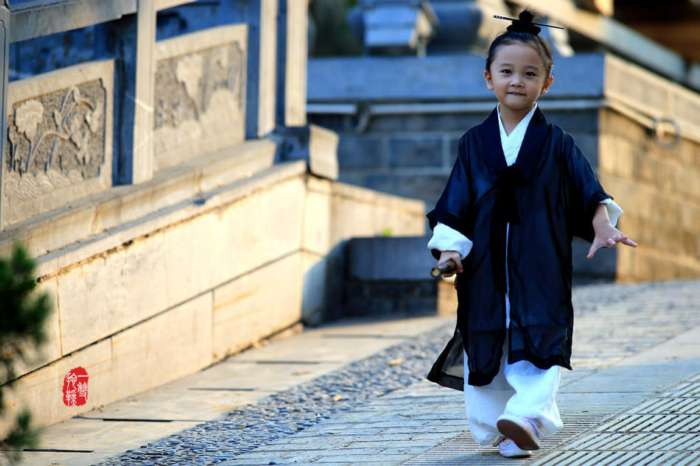 Nữ tu sĩ nhí thậm chí còn được học kiếm thuật như một sự rèn luyện toàn diện. Những bức ảnh của cô nhóc tu sĩ đạo Lão đã "đốn gục" trái tim cư dân mạng.